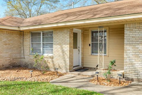 Tiny photo for 2109 N Tinsley Street, Angleton, TX 77515 (MLS # 94513239)