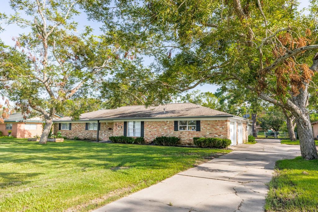 Photo of 908 W Mulberry Street, Angleton, TX 77515 (MLS # 83240403)