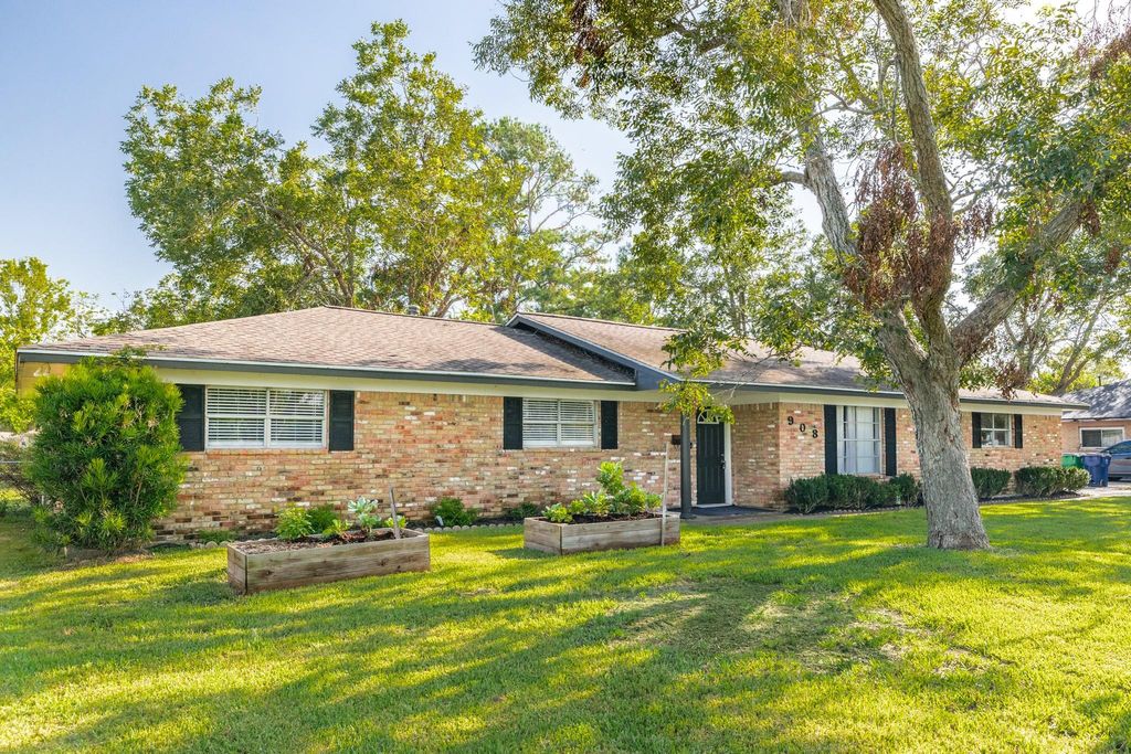 Photo of 908 W Mulberry Street, Angleton, TX 77515 (MLS # 83240403)