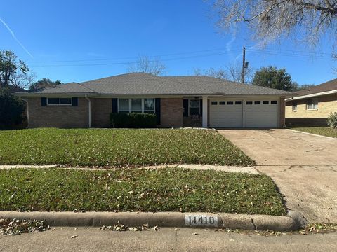 Photo of 11410 Ashcroft Drive, Houston, TX 77035 (MLS # 61447661)