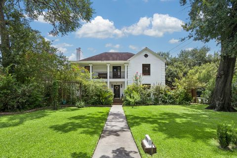 Photo of 2609 Ella Lee Lane, Houston, TX 77019 (MLS # 32193212)