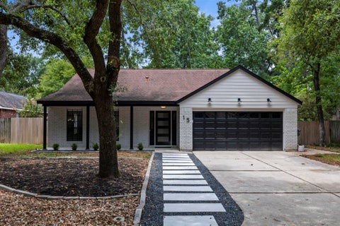 Photo of 15 Green Slope Place, The Woodlands, TX 77381 (MLS # 8800660)