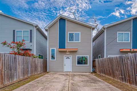 Photo of 119 E 32nd Street, Houston, TX 77018 (MLS # 88768463)