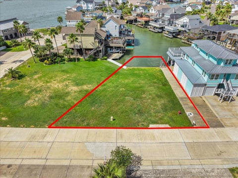 Photo of 135 Tamana Dr, Tiki Island, TX 77554 (MLS # 22989769)