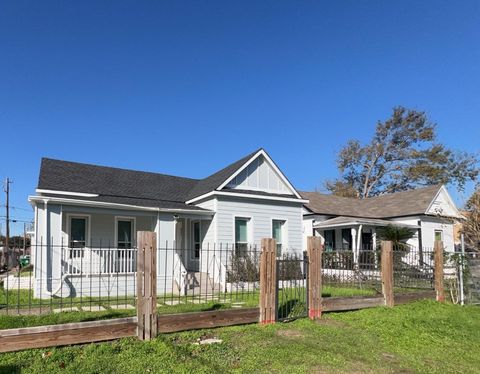 Photo of 401 Walton Street, Houston, TX 77009 (MLS # 92762538)