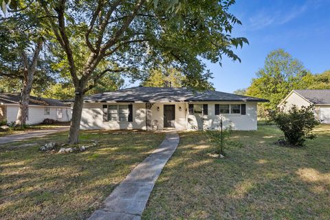 Photo of 300 Forrest Street, Baytown, TX 77520 (MLS # 60568795)