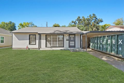 Photo of 6718 Crestridge Street, Houston, TX 77033 (MLS # 86420925)