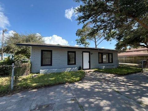 Homes For Sale - 1028 Sealy Street<br/> Galveston County, Galveston, TX 77550