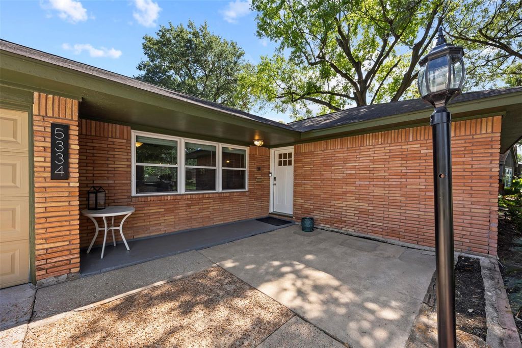 Photo of 5334 Saxon Drive, Houston, TX 77092 (MLS # 10546952)