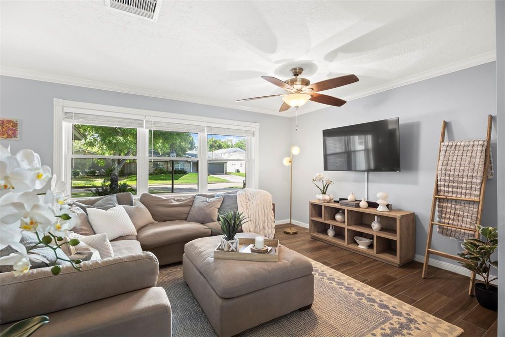 Photo of 5334 Saxon Drive, Houston, TX 77092 (MLS # 10546952)