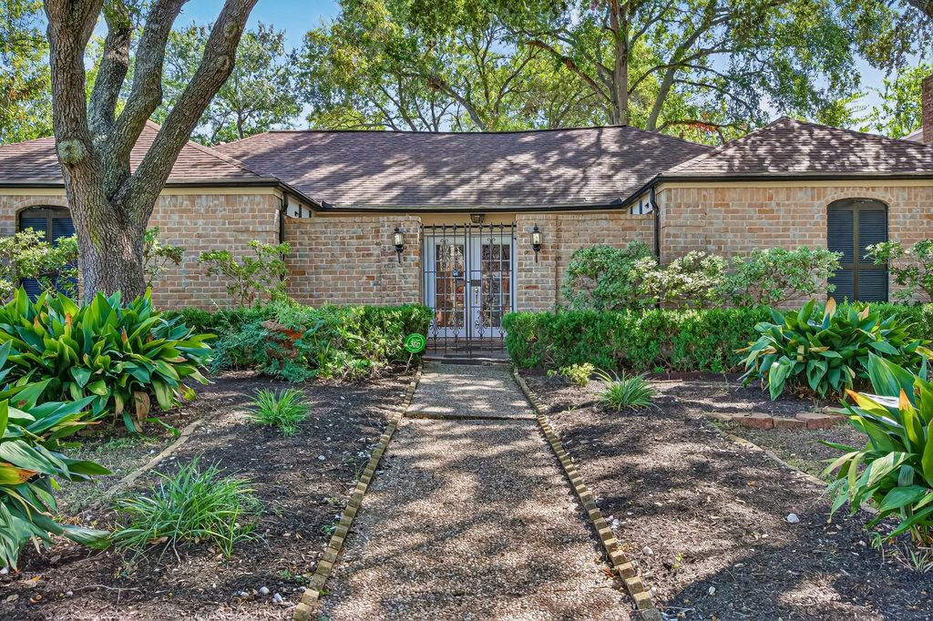 Photo of 13903 Chevy Chase Drive, Houston, TX 77077 (MLS # 75978174)