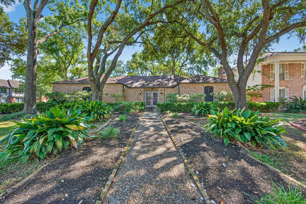 Photo of 13903 Chevy Chase Drive, Houston, TX 77077 (MLS # 75978174)