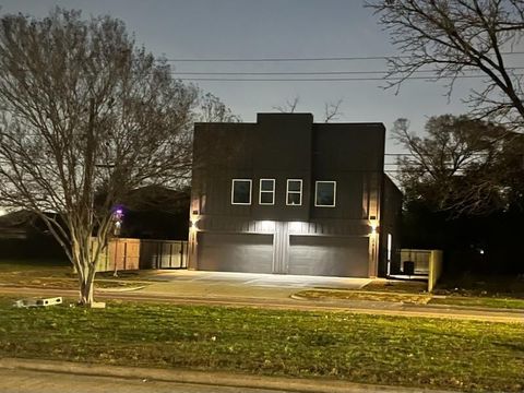 Photo of 727 S Victory Drive #B, Houston, TX 77088 (MLS # 24695681)