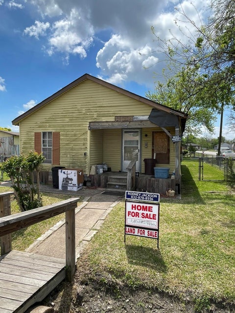 Photo of 2202 Jones Road, Baytown, TX 77521 (MLS # 7056193)