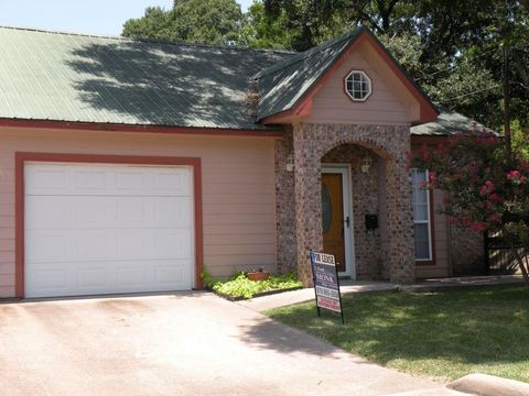 Photo of 822 Tangle Oaks Drive, Bellville, TX 77418 (MLS # 22415395)