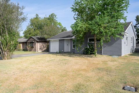 Photo of 415 Bellmar Lane, Friendswood, TX 77546 (MLS # 26413862)