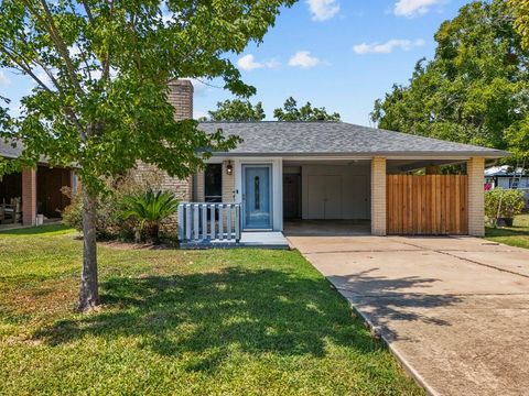 Photo of 926 S 3rd Street, La Porte, TX 77571 (MLS # 49195731) Photo of 926 S 3rd Street, La Porte, TX 77571 (MLS # 49195731)
