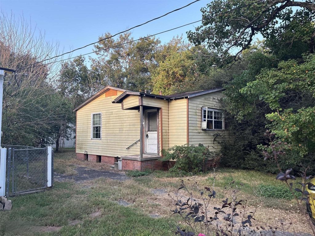 Photo of 603 Pearl Street, Baytown, TX 77520 (MLS # 23707380)