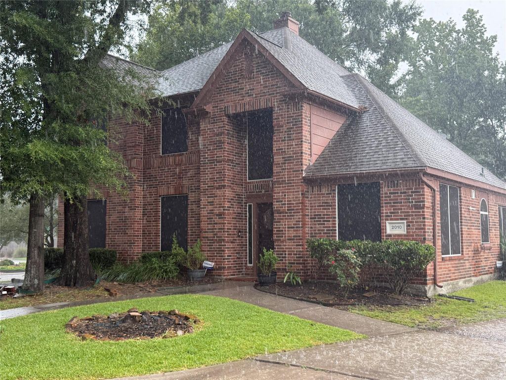 Photo of 2010 Trail Water Court, Houston, TX 77339 (MLS # 70399006)