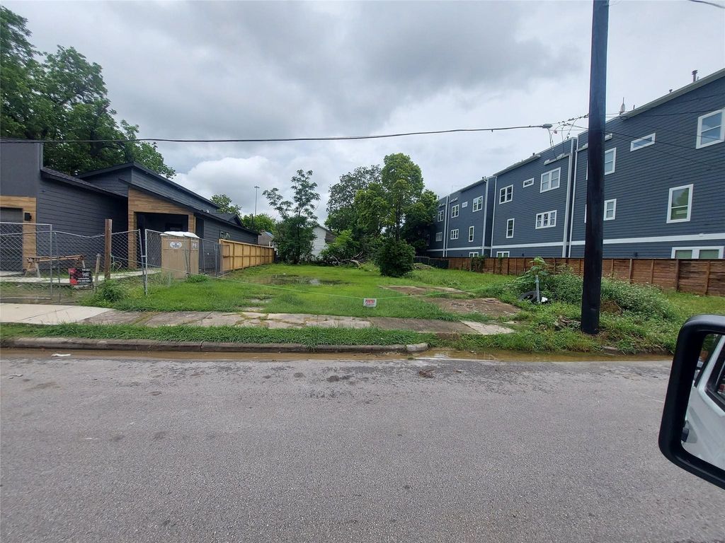 Photo of 3425 Mcilhenny Street, Houston, TX 77004 (MLS # 28847654)