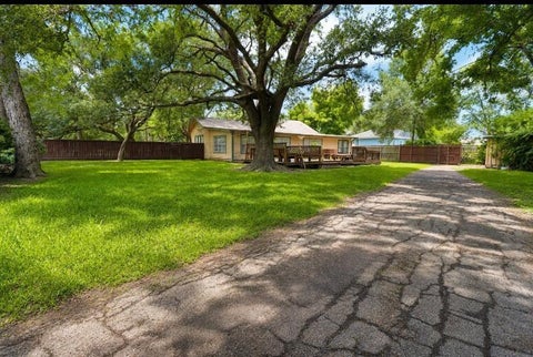 Photo of 315 S Johnson Street, Alvin, TX 77511 (MLS # 37378416)
