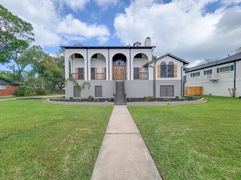 Photo of 18603 Point Lookout Drive, Houston, TX 77058 (MLS # 95219274)