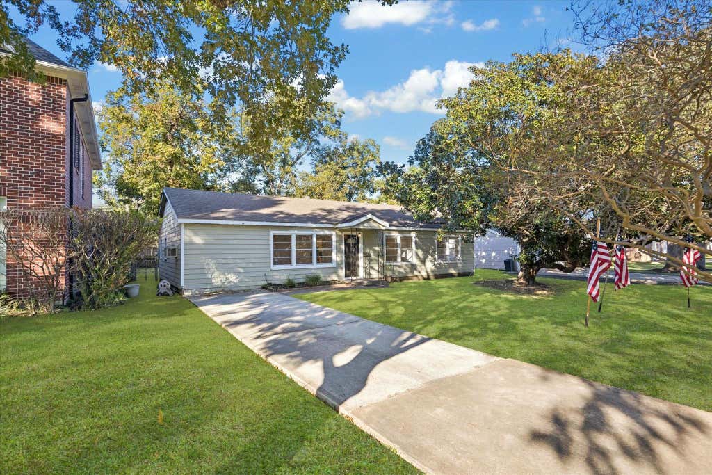Photo of 5122 Locust Street, Bellaire, TX 77401 (MLS # 21818072)