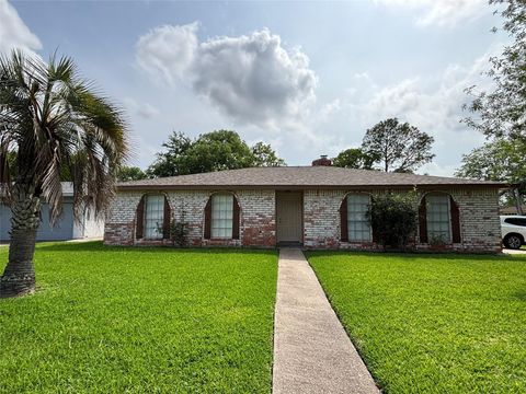 Photo of 16610 Forest Bend Avenue, Friendswood, TX 77546 (MLS # 68576304)