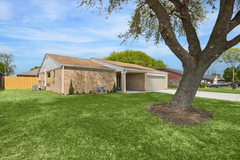 Photo of 5309 Bramble Lane, Dickinson, TX 77539 (MLS # 70639811)