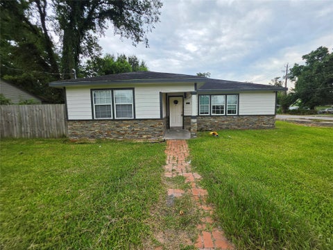 Homes For Sale - 8202 Laura Koppe Road<br/> Harris County, Houston, TX 77028