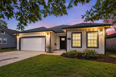 Photo of 1121 Austin Street, Rosenberg, TX 77471 (MLS # 86763835)
