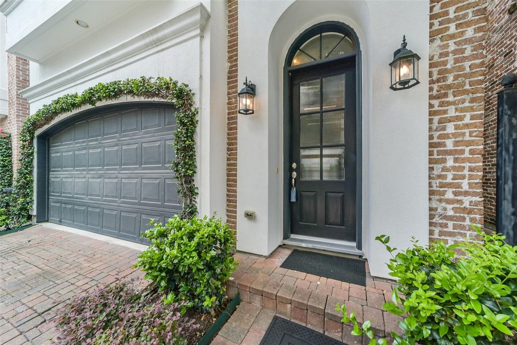 Photo of 5715 Arabelle Lake Street, Houston, TX 77007 (MLS # 39356162)