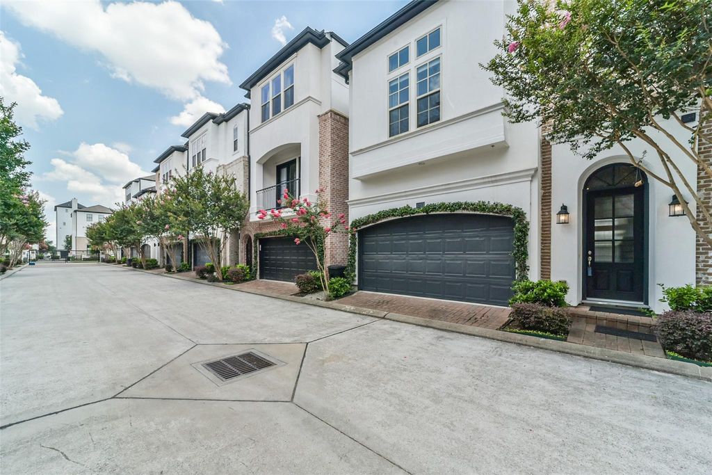 Photo of 5715 Arabelle Lake Street, Houston, TX 77007 (MLS # 39356162)