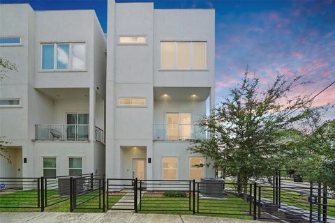 Photo of 2105 Engelmohr Street #A, Houston, TX 77054 (MLS # 14999653) Photo of 2105 Engelmohr Street #A, Houston, TX 77054 (MLS # 14999653)