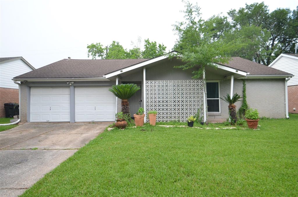 Photo of 5834 Ludington Drive, Houston, TX 77035 (MLS # 90864470)