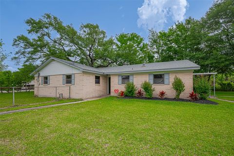 111 N 11th Street Highlands TX 77562