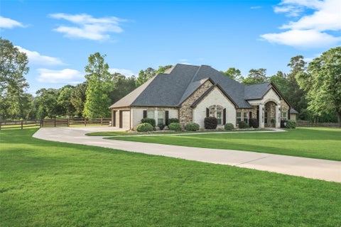 Homes For Sale - 15442 Crown Oaks Drive<br/> Montgomery, TX 77316