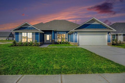 Photo of 1 Keystone Court, Angleton, TX 77515 (MLS # 52191513)