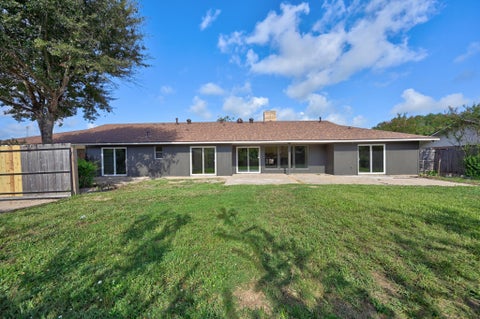 Homes For Rent - 687 Bending Oaks Drive<br/> Bellville, TX 77418