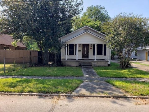 Photo of 911 7th Street, Orange, TX 77630 (MLS # 75656704)