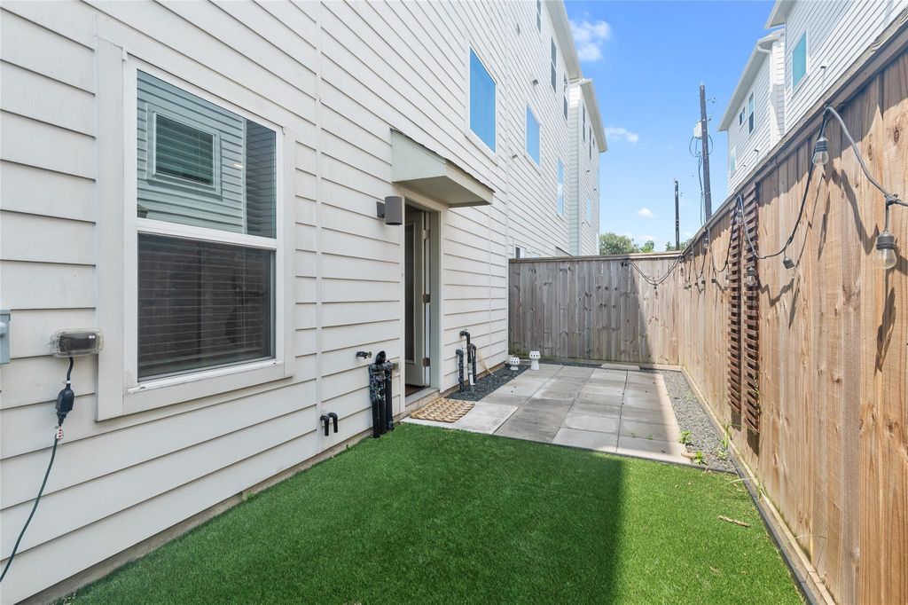 Photo of 8320 Vista Bella Lane, Houston, TX 77055 (MLS # 42064086)