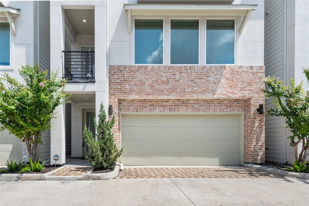 Photo of 8320 Vista Bella Lane, Houston, TX 77055 (MLS # 42064086)