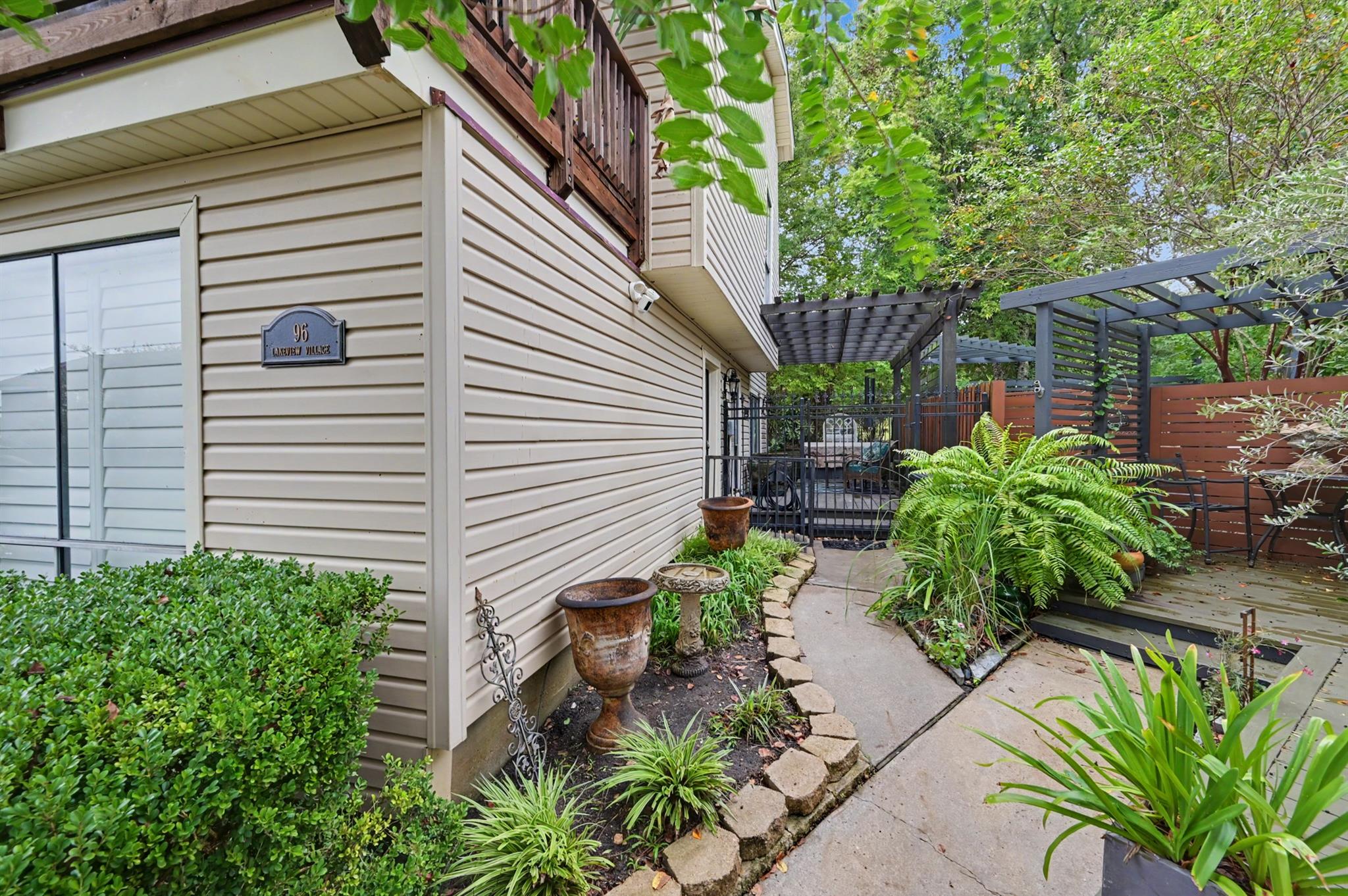 96 Lakeview Village