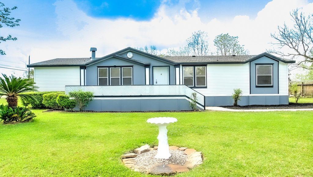 Photo of 2516 Loch Lomond Street, Highlands, TX 77562 (MLS # 27957111)