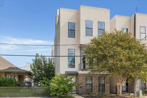 Photo of 2118 Sabine Street, Houston, TX 77007 (MLS # 55054797)