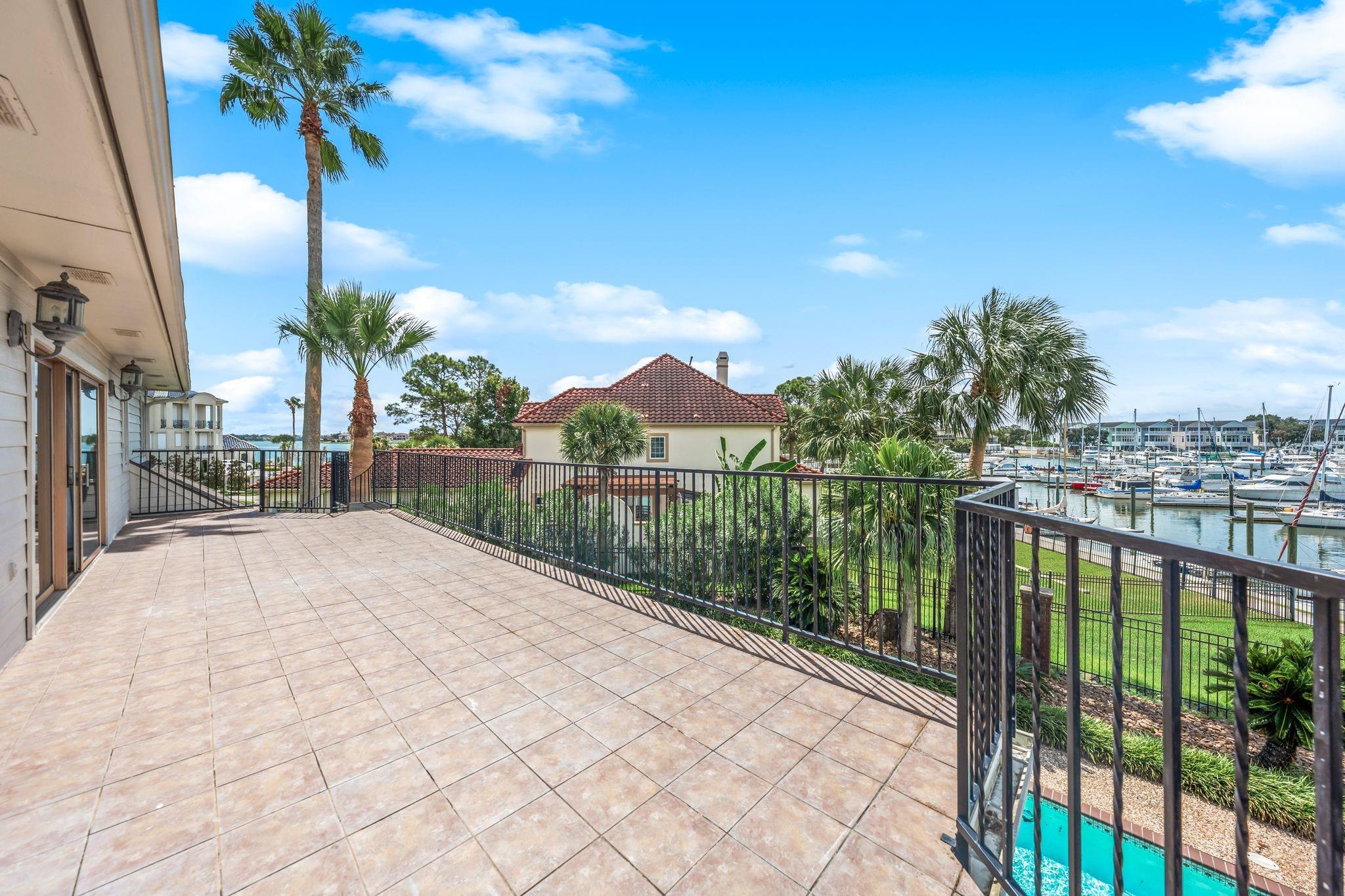 2207 Twin Oaks Boulevard
