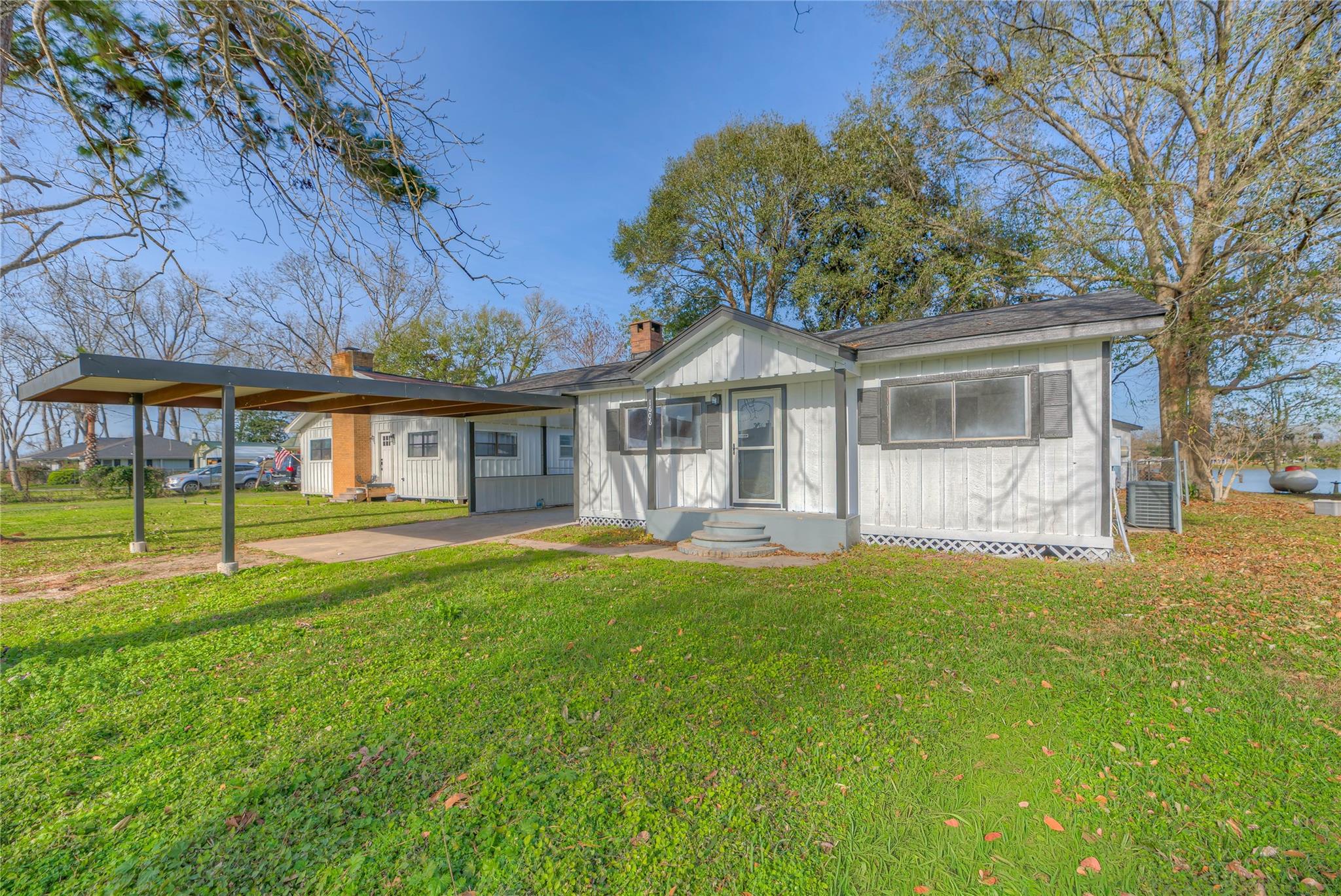 1606 E Taylor Lake Circle