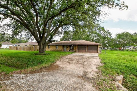 Photo of 703 S Washington Street, El Campo, TX 77437 (MLS # 87288656)