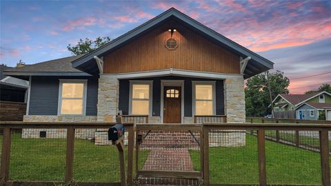 Photo of 402 Hunt Street, Houston, TX 77003 (MLS # 30757318) Photo of 402 Hunt Street, Houston, TX 77003 (MLS # 30757318)