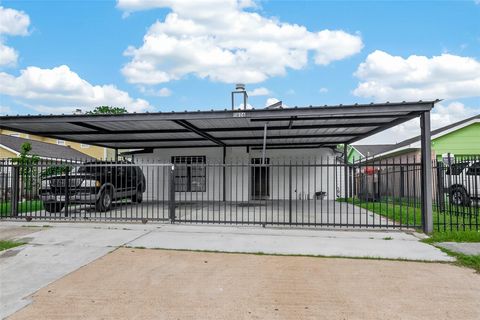 Photo of 11806 Roandale Drive, Houston, TX 77048 (MLS # 43743698)